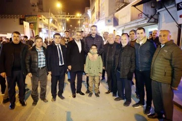Teravih sonrası Cumhuriyet Caddesinde Reşit Polat'a vatandaşlardan yoğun ilgi