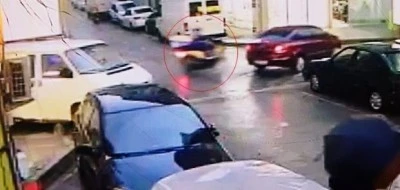 Ters yönden çıkan otomobilden kaçan motosikletli kaza yaptı: O anlar kamerada