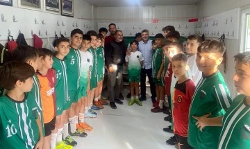 Teyfuk Ercan alt yapı oyuncularına eşofman takımı hediye etti