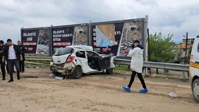 Tır ile çarpışan otomobildeki anne-oğul hayatını kaybetti