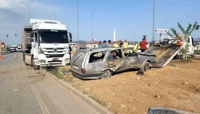 Tır ile çarpışan Tofaş hurdaya döndü: 4 yaralı