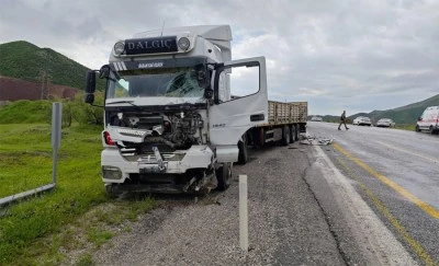Tır ile minibüs çarpıştı: 1 ölü, 2 yaralı