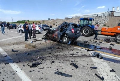 Tır ile otomobil çarpıştı: 1 ölü, 1 yaralı