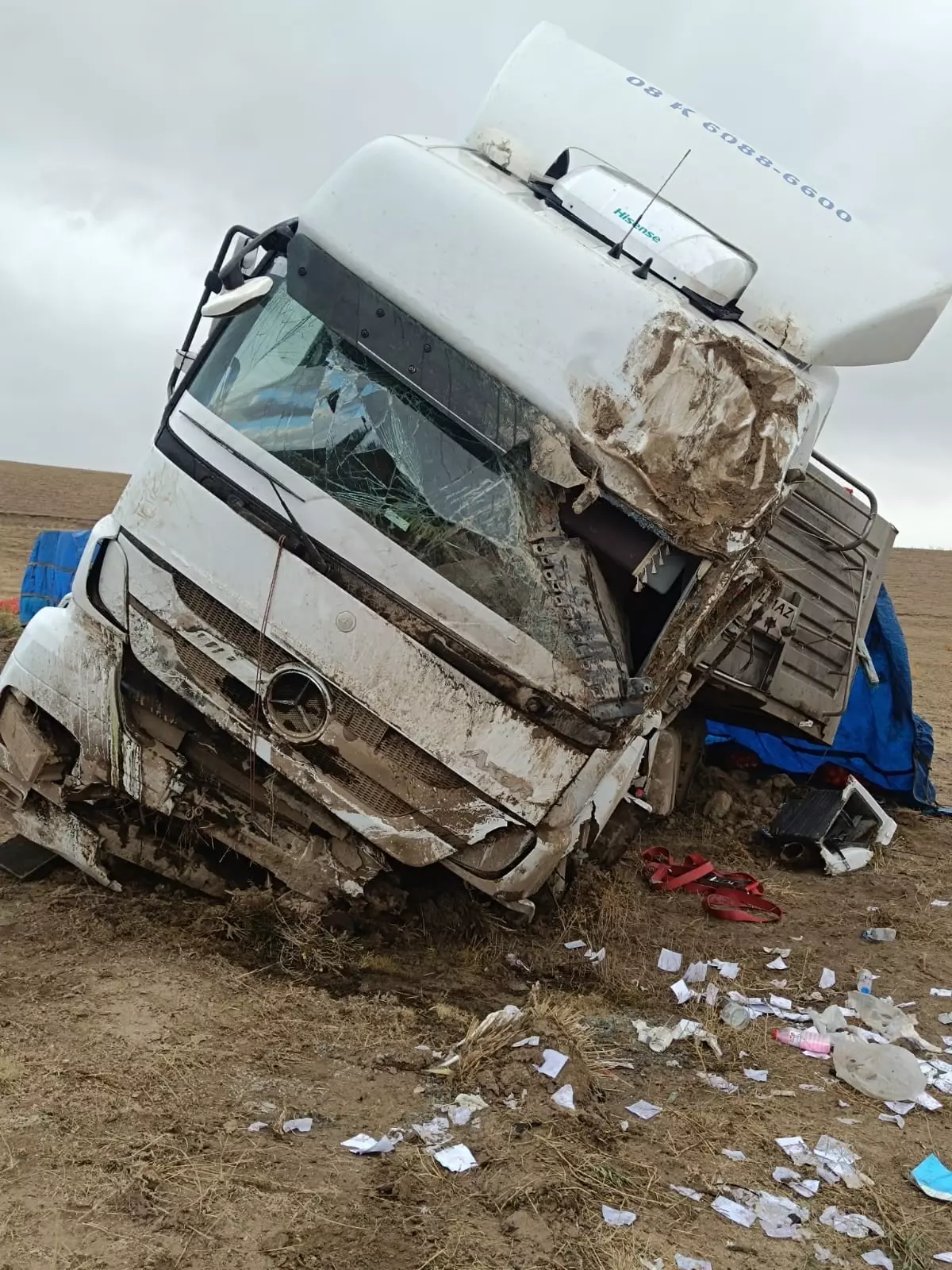 Tır şarampole yuvarlandı; sürücü yara almadan kurtuldu