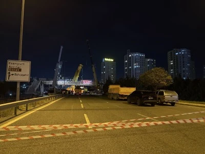 Tırın çarptığı üst geçit sökme işlemi çileye dönüştü