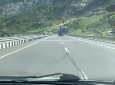 Tırın devrilme anı kamerada