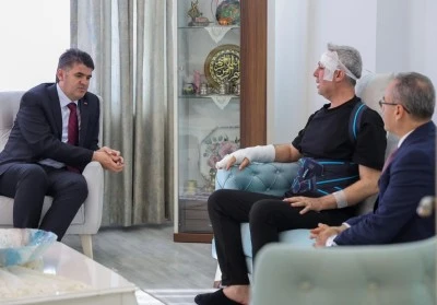 Trafik Kazasında Yaralanan Mustafa D&uuml;ndar&rsquo;a Ge&ccedil;miş Olsun Ziyareti