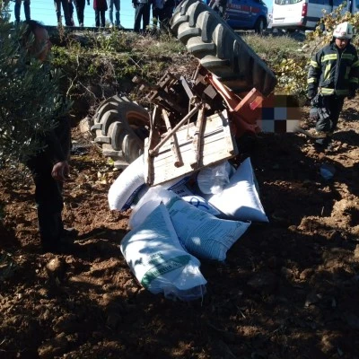 Traktör devrildi: Sürücü altında kaldı