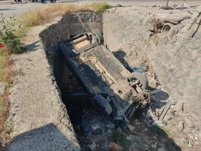 Traktör ile çarpışan araç kanala uçtu: 4 yaralı