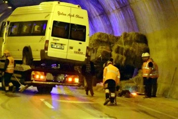 Traktör ile yolcu minibüsü çarpıştı: 11 yaralı