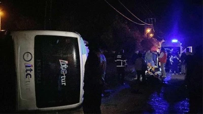 Tur midibüsü devrildi: 25 yaralı