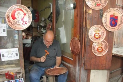 Türküler eşliğinde bakıra şekil veriyor