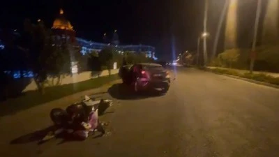 ‘U’ dönüşü yapan otomobile çarpan motosikletli yaralandı