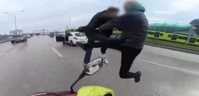 U&ccedil;an tekmeli yol kavgası: Ehliyetlere el konuldu