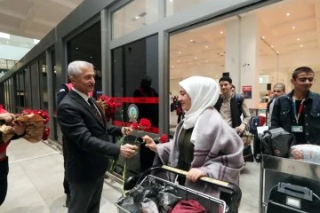 Umre'den dönen öğrencilere coşkulu karşılama