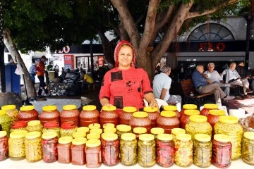 Üretici kadınlar stant açtı