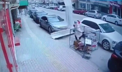 Üzerine Uçan Çatıdan Son Anda Kurtuldu