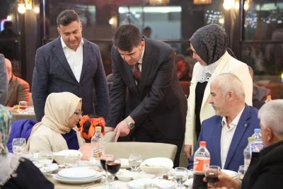 Vali Kalaylı Koruyucu Aileler ve B&uuml;y&uuml;klerle İftar Sofrasında Buluştu