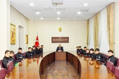 Vali Şahin’den Futsal Şampiyonasına Katılacak Öğrencilere Destek