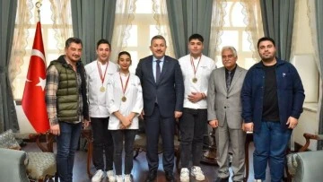 Vali Şampiyonlarla buluştu