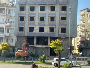 Ve sonunda yıkılıyor!