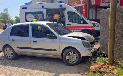 Virajı alamayan otomobil duvara çarptı: 5 yaralı