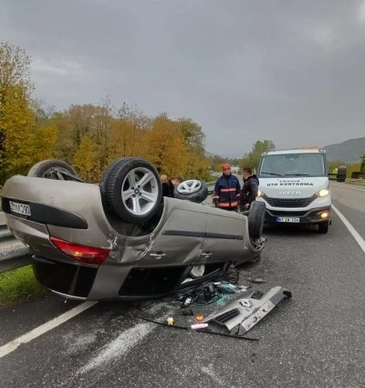 Yağış nedeniyle kayganlaşan yolda meydana gelen trafik kazasında iki kişi yaralandı.