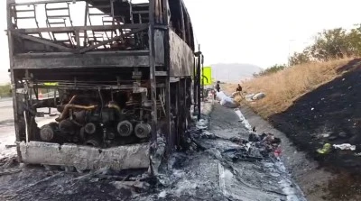 Yanan yolcu otobüsü kullanılamaz hale geldi