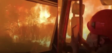 Yangına giden ekip alevlerin arasında kaldı