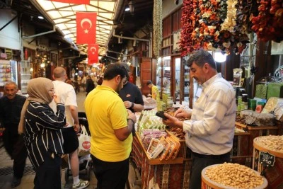 Yaptıkları alışverişlerle esnafın yüzünü güldürdüler