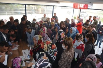 YAŞAR AKTÜRK, TARAFINDAN BİN ÇOCUĞA BAYRAMLIK DAĞITIMI BAŞLADI
