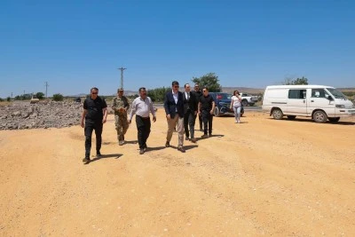 Yavuzlu k&ouml;y&uuml;ndeki Yol &Ccedil;alışmalarını İnceledi: Muhtardan K&ouml;y Hakkında Bilgi Aldı