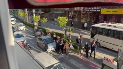 Yayaya Yol Vermek i&ccedil;in Duran Otomobile &Ccedil;arptı