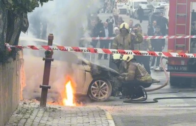 Yer altı kabloları patladı: Park halindeki otomobil yandı