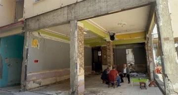 Yıkımı yapılmayan ve çevresinde önlem alınmayan ağır hasarlı binalar tehlike saçıyor