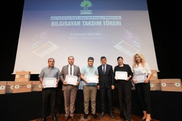 YKS'de başarılı olan öğrencilere bilgisayar armağan edildi