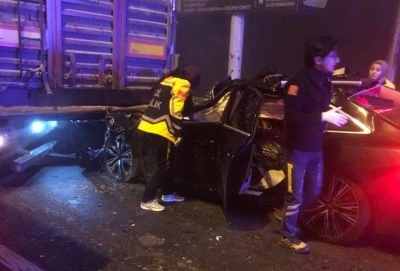 Yoğun siste tıra arkadan çarpan otomobilde 4 kişi hayatını kaybetti
