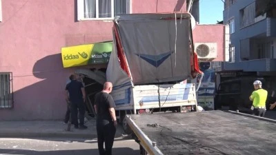 Yokuş aşağı giden kamyonetin fren patladı kontrolü kaybetti dükkana girdi!