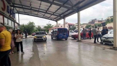 Yol verme kavgasında silahlar çekildi: 1’i polis 3 yaralı