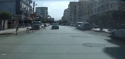 Yola fırlayan çocuğa çarpmamak isterken facia yaşandı: Otomobiller kafa kafaya çarpıştı