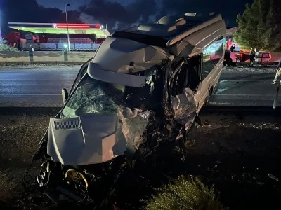 Yolcu Minibüsü ile Tanker Çarpıştı: 1 Kişi Ağır Yaralandı