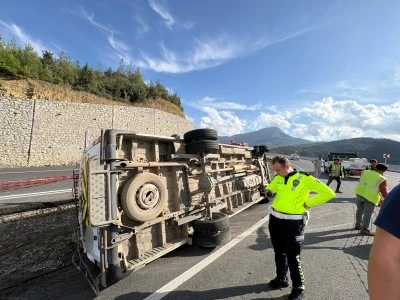 Yolcu minibüsü şarampole devrildi: 13 kişi yaralandı