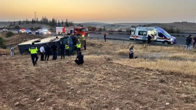 Yolcu otobüsü devrildi: 27 yaralı