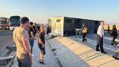 Yolcu Otob&uuml;s&uuml; Devrildi: &Ccedil;ok Sayıda Yaralı Var