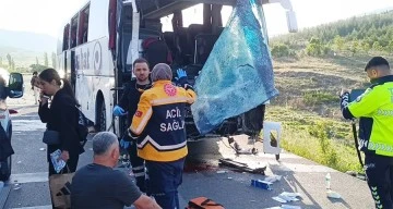 Yolcu otobüsü kamyonetle çarpıştı: 17 yaralı