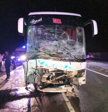 Yolcu otobüsü otomobile çarptı: 2 ölü, 20 yaralı