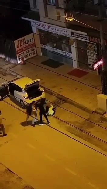 Yolda tartıştığı kadını sürükledi: O anlar kamerada