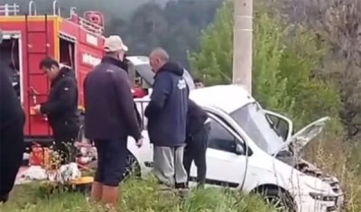 Yoldan çıkan otomobil elektrik direğine çarptı; 2 ölü, 1 yaral