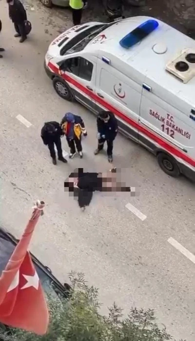 Yolun ortasında yatan kadın ekipleri alarma geçirdi