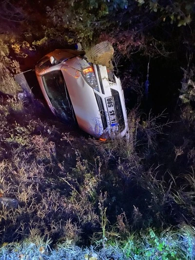 Yolunda otomobil takla attı: Sürücü yaralı, ehliyetsiz çıktı
